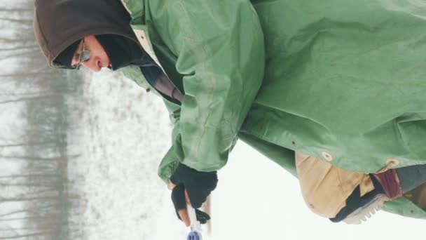 Άνθρωπος Χειμερινά Ακραία Ρούχα Πιάνει Ψάρια Στην Παγωμένη Λίμνη Ψαράς — Αρχείο Βίντεο