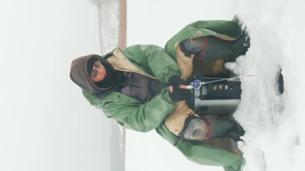 Homem Com Vara Pesca Está Pescando Lago Gelo Inverno Pescador — Vídeo de Stock