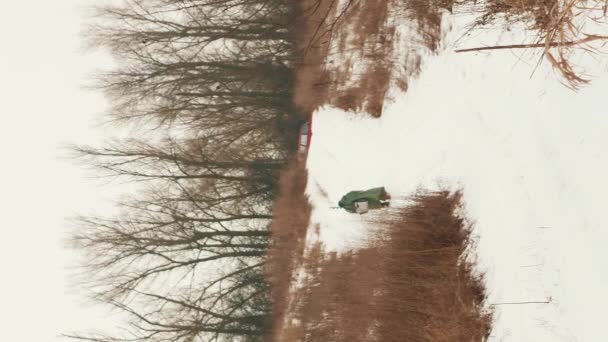Рыбак Отправляется Замерзшее Озеро Рыбалку Мужчина Удочкой Оборудованием Замерзшей Реке — стоковое видео