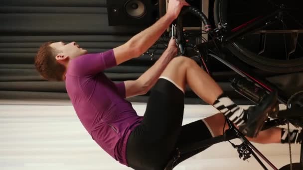 Rowerzysta Trenuje Rowerze Treningowym Indoor Smart Człowiek Robi Trening Fitness — Wideo stockowe
