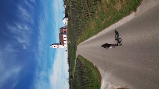Man Rider Väg Cykel Uppförsbacke Hård Träning Vertikal Video Cyklist — Stockvideo