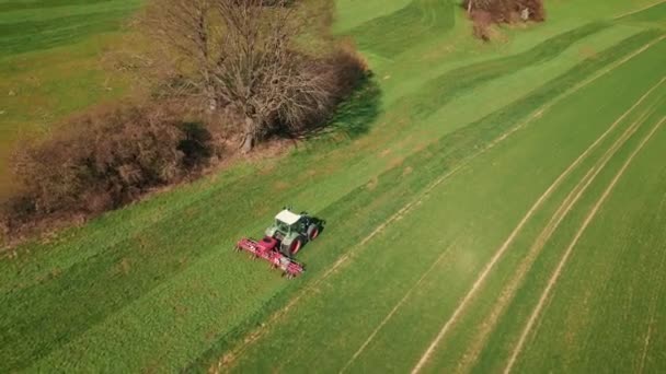 结合农机在绿地上工作 种植草地和田地的拖拉机 农业综合企业概念 — 图库视频影像