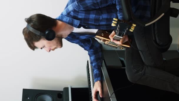 Чоловік Грає Записує Гітарне Соло Домашній Студії Звукозапису Перед Ноутбуком — стокове відео