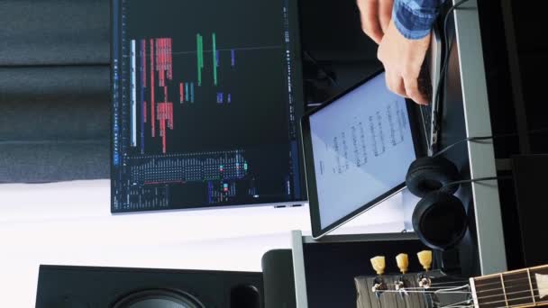 Dźwiękoinżynier Miksowania Masteringu Piosenki Przed Komputerem Laptopem Studiu Nagrań Muzyki — Wideo stockowe
