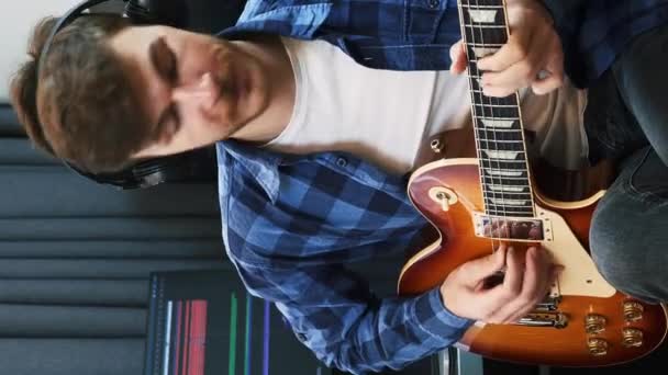 Portret Muzyka Słuchawkach Grającego Gitarze Elektrycznej Pionowe Wideo Gitarzysta Występujący — Wideo stockowe
