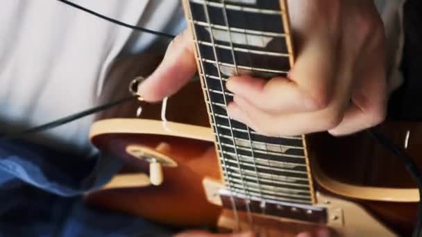 Руки Грають Електрогітарі Гітарист Грає Акорди Гітарі Студії Запису Домашньої — стокове відео
