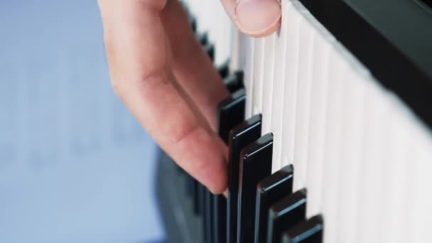 Eller Piyano Çalıyor Kapat Müziği Kayıt Stüdyosunda Midi Piyano Klavyesinde — Stok video
