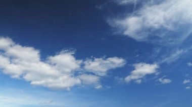Hızla hareket eden beyaz bulutlar ve mavi gökyüzü. Beyaz kabarık bulutlar güneşli mavi gökyüzüne karşı