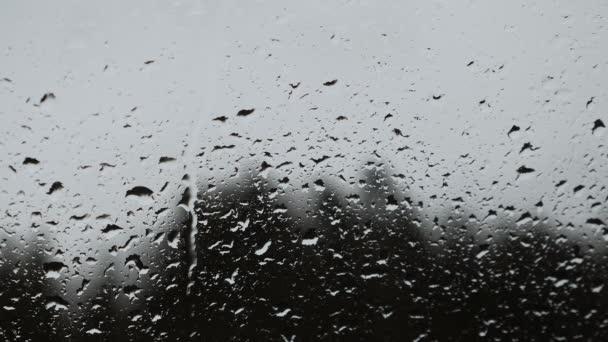 Rozmazané Průhledné Skleněné Pozadí Tekoucími Kapkami Deště Padají Kapky Deště — Stock video