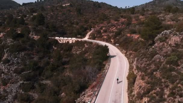 Vista Aérea Del Avión Tripulado Ciclista Carretera Bicicleta Las Montañas — Vídeos de Stock