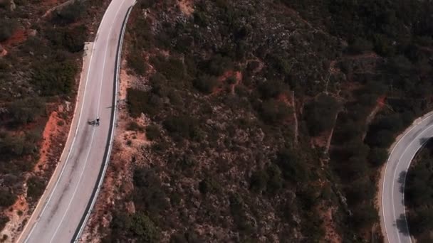 Cycliste Vélo Descente Sur Route Serpentine Courbe Espagne Femme Descendant — Video