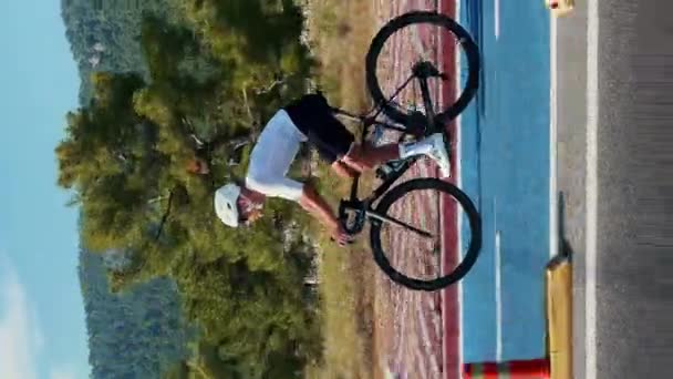 Cycliste Vélo Sur Piste Cyclable Journée Chaude Ensoleillée Homme Athlète — Video