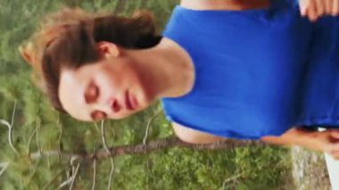 Dağlarda koşan sportif bir kadın. Enerjik kadın dağ yolunda koşar. Sportif kadın koşu antrenmanı yapıyor. Fitness aktivitesi. Dikey video