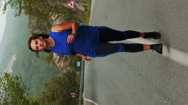 Mulher Gordinha Correndo Para Perder Peso Corrida Feminina Estrada Montanha — Vídeo de Stock