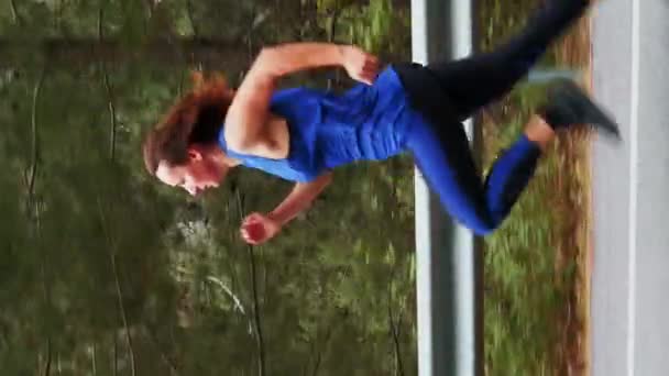 Una Mujer Corriendo Por Camino Montaña Hembra Atlética Corriendo Rápido — Vídeos de Stock