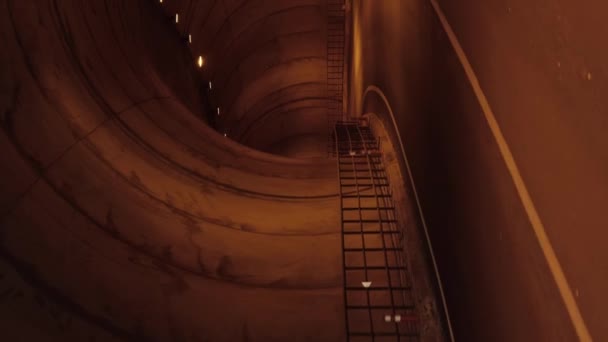 一个人在空旷的汽车隧道里慢跑 男运动员户外运动 跑得很快 垂直录像 — 图库视频影像