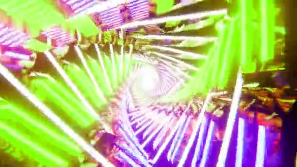 Bunte Verdrehte Dreiecke Schaffen Futuristische Tunnel Endlos Rotierende Leuchtende Neon — Stockvideo
