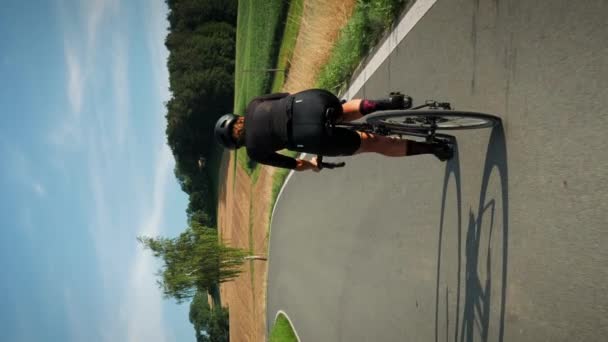 Kobieta Rowerze Profesjonalny Kolarz Rowerze Kobiecy Trening Rowerze Lecie Tyłu — Wideo stockowe
