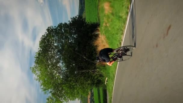 Ciclista Montando Cuesta Abajo Rápido Bicicleta Carretera Vídeo Vertical Atleta — Vídeos de Stock