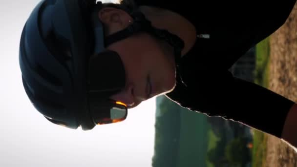 Mujer Bicicleta Ciclista Bicicleta Carretera Atardecer Atleta Profesional Entrenando Bicicleta — Vídeo de stock