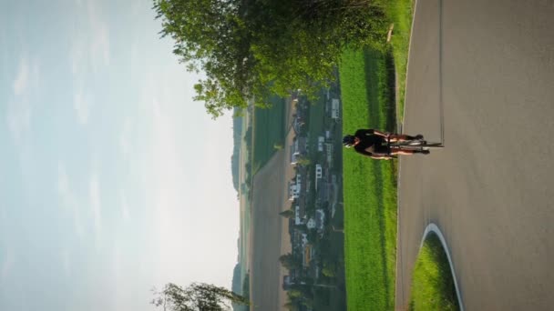 Intenso Entrenamiento Ciclismo Ciclista Profesional Montando Bicicleta Fuera Silla Montar — Vídeos de Stock