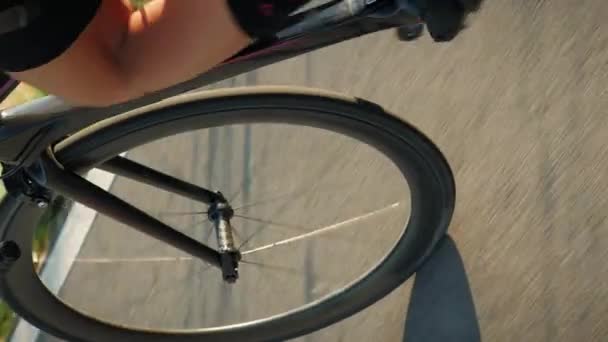 Piernas Ciclista Empujando Pedales Bicicleta Atardecer Rueda Bicicleta Rotación Cadena — Vídeo de stock