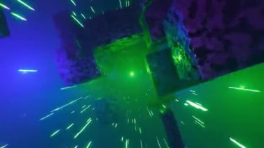 Hareket eden neon küplerden ve çizgilerden oluşan parlayan dönen bir tünel. Uçan ışıklandırma küpleri ve kutuları olan soyut fütüristik arka plan. Animasyonsuz arkaplan