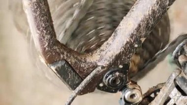 Dönen bisiklet zinciri ve kaset. Kirli çakıl bisikleti detayları. Dikey video. Bisiklet bakımı