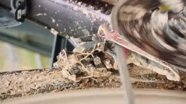 Kirli bisiklet raydan çıkarıcısını, zincir dönüşünü, dikey videoyu kapat. Bisiklet kaseti ve zinciri. Motosiklet bakımı. Bisiklet sporu kavramı