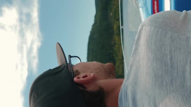 Rückansicht Eines Mannes Der Ein Elektroboot Auf Dem Bergsee Steuert — Stockvideo