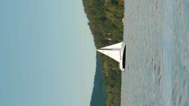 Biały Luksusowy Jacht Pływający Jeziorze Otoczony Zielonymi Drzewami Wzgórzami Jacht — Wideo stockowe