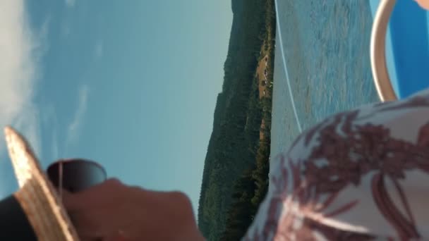 Femme Flottant Sur Bateau Long Lac Montagne Femme Naviguant Sur — Video