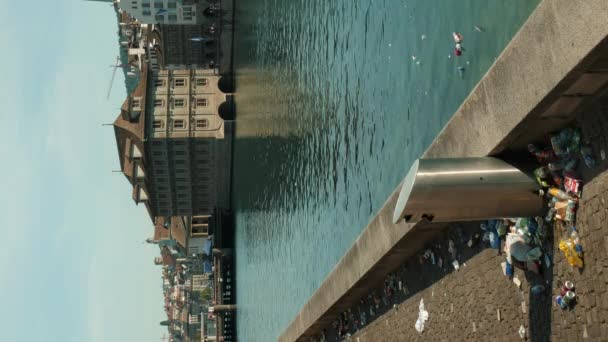 瑞士苏黎世河岸的垃圾堆塑料垃圾 苏黎世河岸的塑料垃圾和其他垃圾 垂直录像 — 图库视频影像