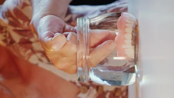Γυναίκα Που Βγάζει Ψεύτικα Δόντια Από Ένα Ποτήρι Νερό Ηλικιωμένο — Αρχείο Βίντεο