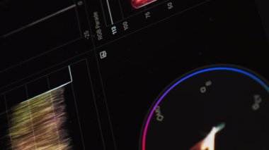 Profesyonel renk düzeltme programı, kapatın. Video görüntüsü renk düzeltme işlemi. RGB renk paneli ile renk dürbünlerini kapat. Dikey video