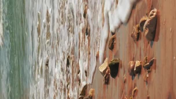Ακτογραμμή Της Μεσογείου Χρυσή Αμμουδιά Και Κύματα Θάλασσας Παραλιακή Στην — Αρχείο Βίντεο