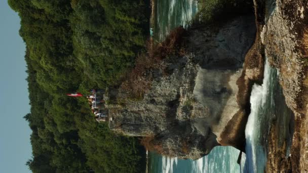 Σημαία Της Ελβετίας Κυματίζει Στον Άνεμο Κατά Του Καταρράκτη Του — Αρχείο Βίντεο
