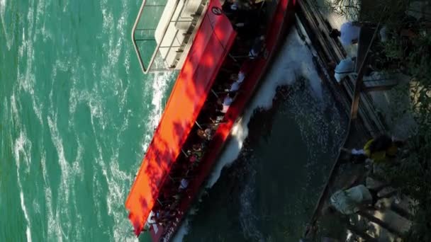 Barca Turistica Rossa Con Turisti Che Galleggiano Sul Fiume Reno — Video Stock