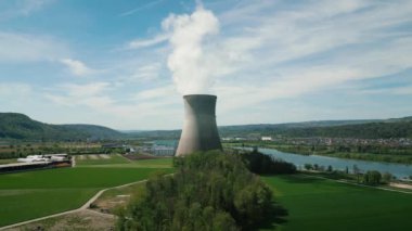 İsviçre 'de nükleer enerji santrali. Avrupa Birliği 'nde reaktörle birlikte nükleer enerji santrali üzerinde uçmak, hava görüşü. Soğutma kulesi olan elektrik santrali
