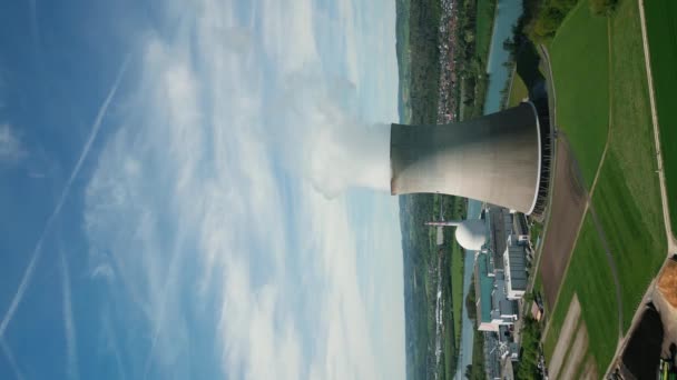 Πυρηνικό Εργοστάσιο Αντιδραστήρα Και Ατμό Ενάντια Στον Καταγάλανο Ουρανό Κάθετο — Αρχείο Βίντεο