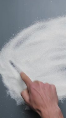 Şekerde yazan kelime zehiri. El şekere zehir yazıyor. Şeker hastalığını durdur. Zararlı alışkanlıklar. Obezite. Dikey video