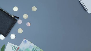 Koruyucu mavi eldivenleri başka birine nakit para vererek teslim et. Elden ele para transferi. Elle alınan bir tomar banknot, yakın çekim. Dikey video