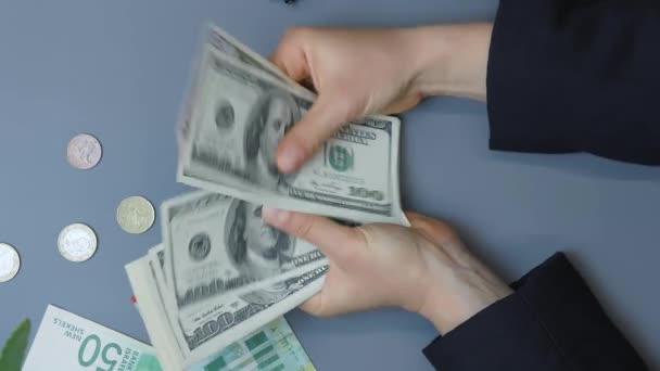 Vrouw Die Dollarbiljetten Telt Sluiten Van Vrouwelijke Handen Telt Geld — Stockvideo