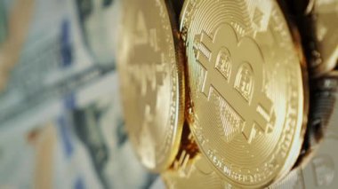 USD banknotlar ve dönen altın bitcoinler. Bitcoin kripto para birimini ve masadaki parayı kapatın. Fiziksel bitcoin. Çevrimiçi döviz. Dikey video