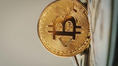 Bitcoin kripto para birimi parlıyor. Dönen altın BTC madeni para ve yansıtan ışık. Engelleme zinciri. Sanal para birimi. Parlak bitcoin altın sikke parlıyor. Dikey video
