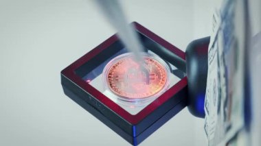 Dolar arka planında Bitcoin sembolü. Kripto para madenciliği. Engelleme zinciri. Fiziksel BTC bitcoin. Dijital para birimi. Dönen bitcoin. Dikey video