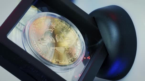 Single Bitcoin Frame Langzaam Draaiend Reflecterend Licht Btc Munt Draait — Stockvideo