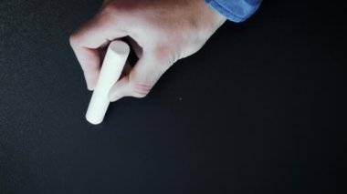 Tahtaya el yazısı işareti. Tahtadaki soru işareti. Erkek eli soru işareti çiziyor. Dikey video