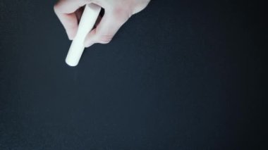 Tahtaya beyaz tebeşirle el yazısı. Siyahların hayatı önemlidir. Tahtada BLM yazıyor. Dikey video