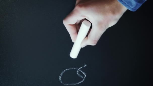 在黑板上手写字检疫 人类用白粉笔在黑板上书写检疫 垂直录像 — 图库视频影像